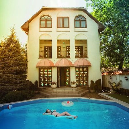 Eduard Hotel Uzhhorod Bagian luar foto