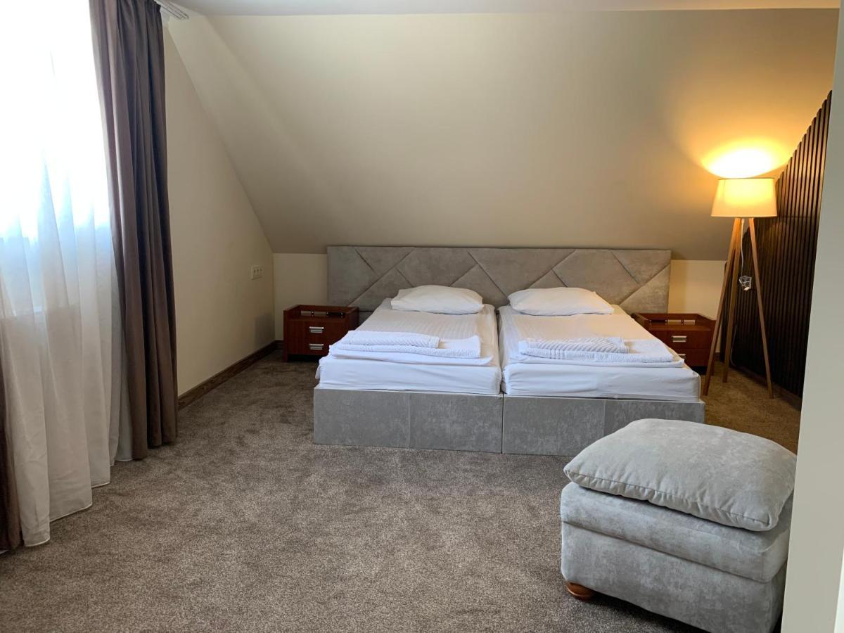 Eduard Hotel Uzhhorod Bagian luar foto