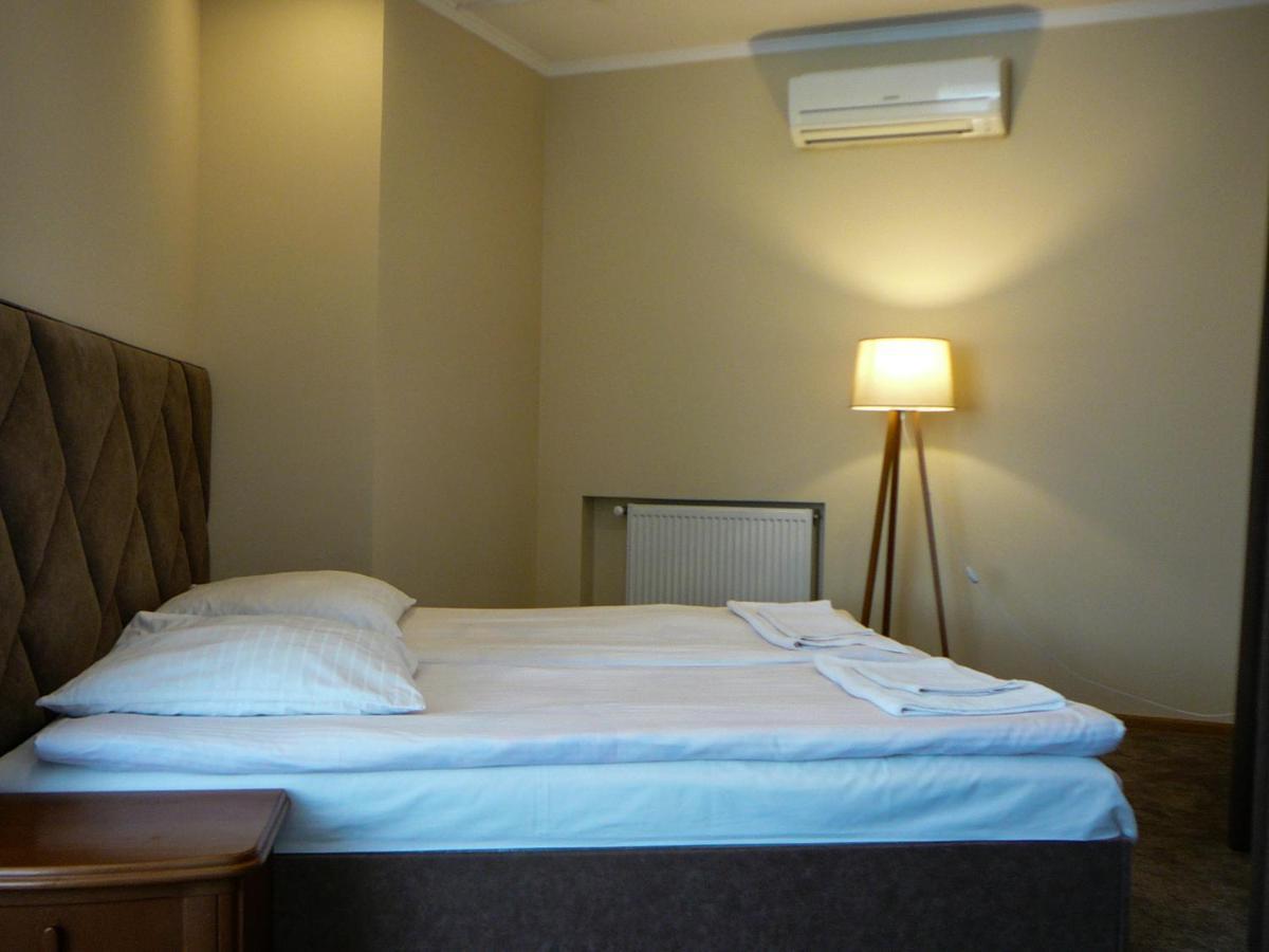 Eduard Hotel Uzhhorod Bagian luar foto