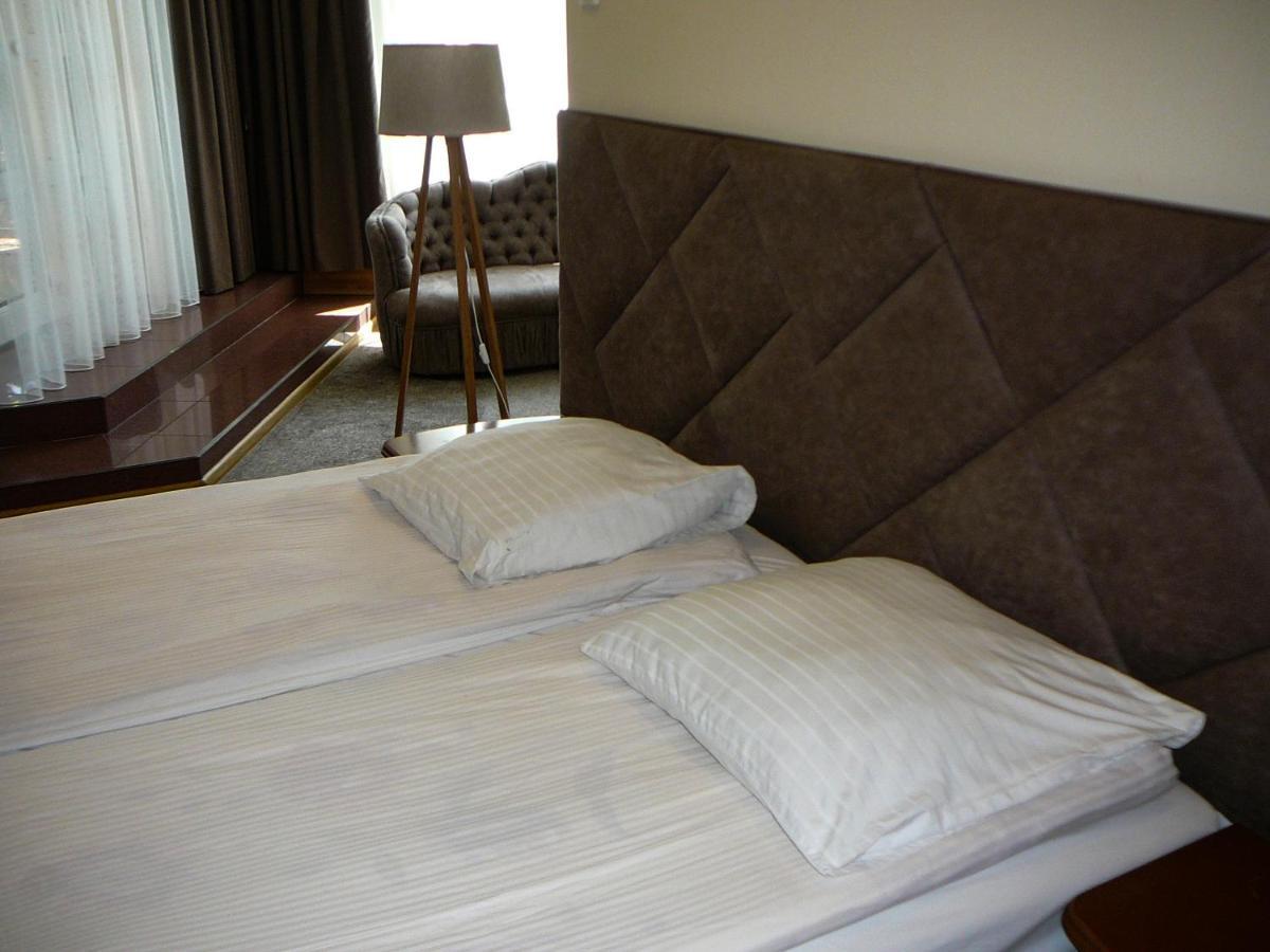 Eduard Hotel Uzhhorod Bagian luar foto