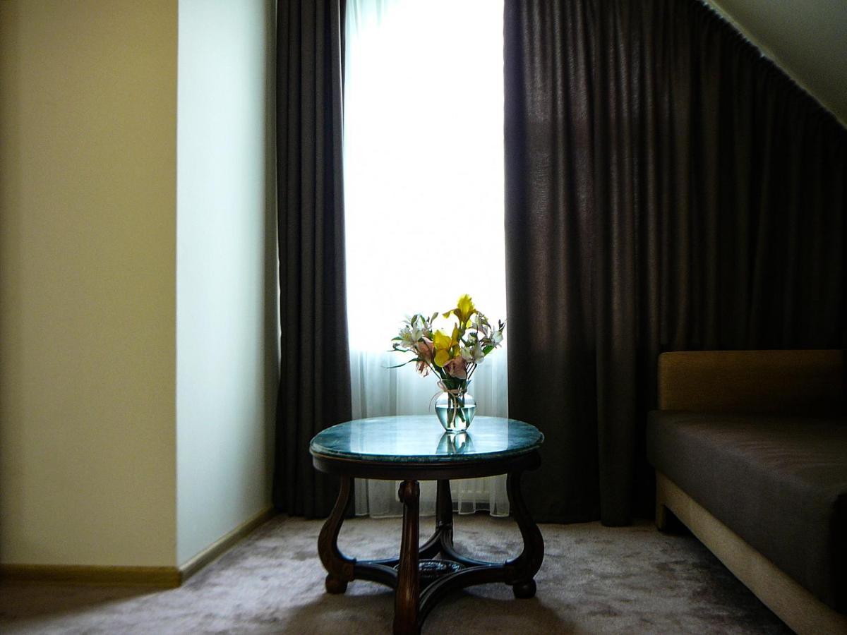 Eduard Hotel Uzhhorod Bagian luar foto