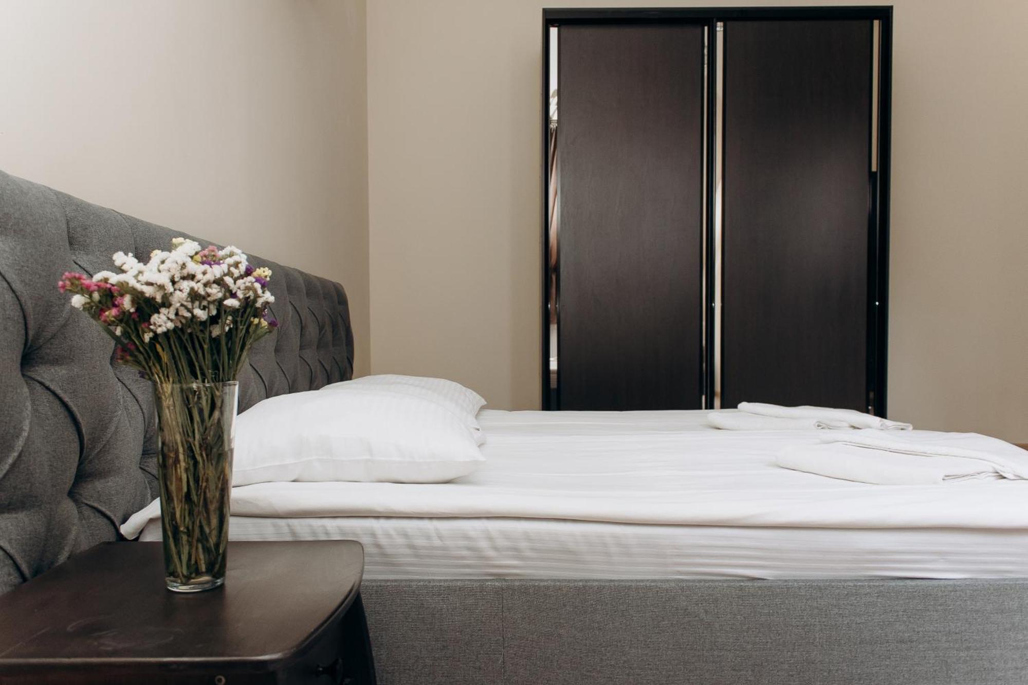 Eduard Hotel Uzhhorod Bagian luar foto