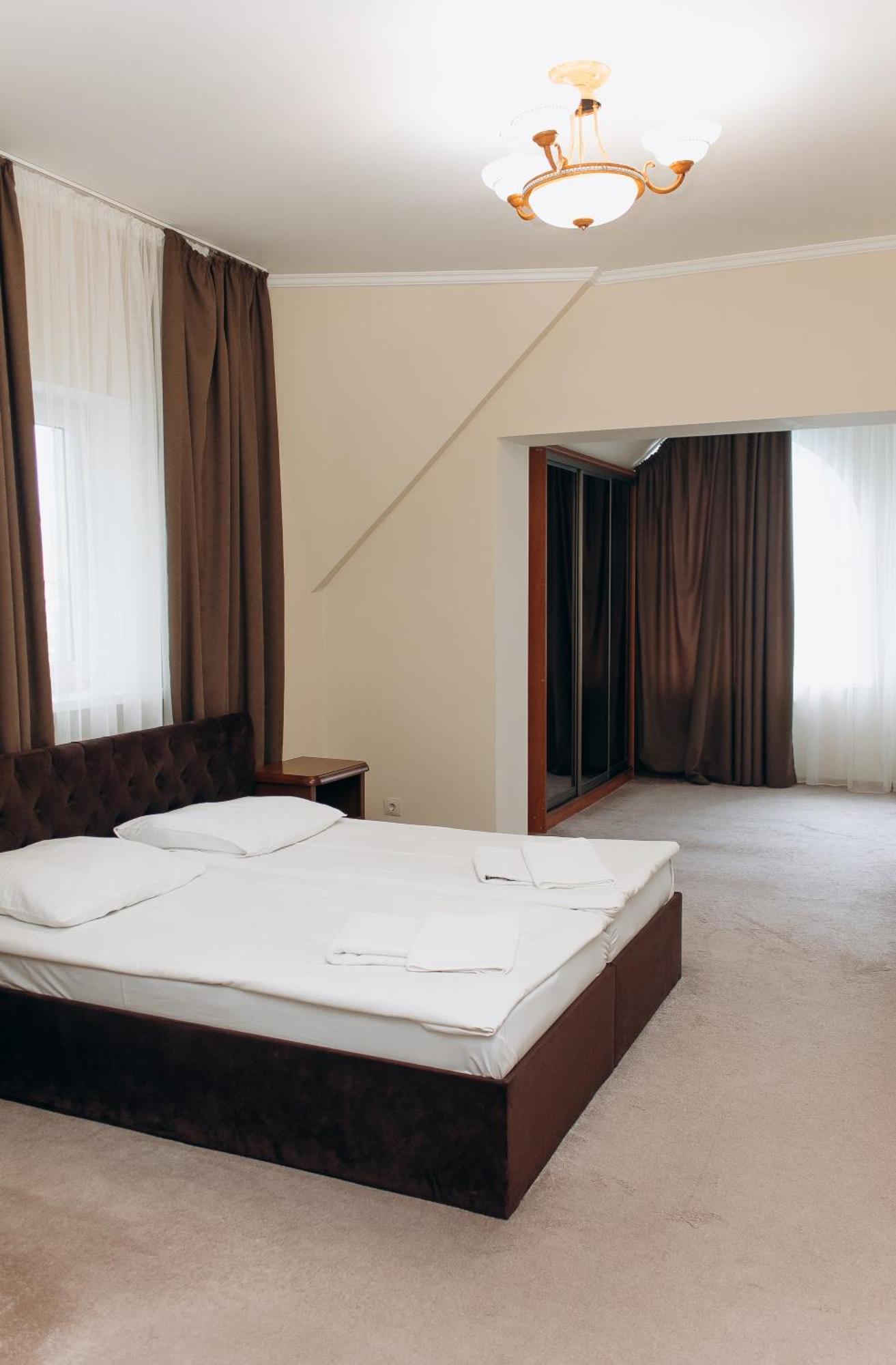 Eduard Hotel Uzhhorod Bagian luar foto