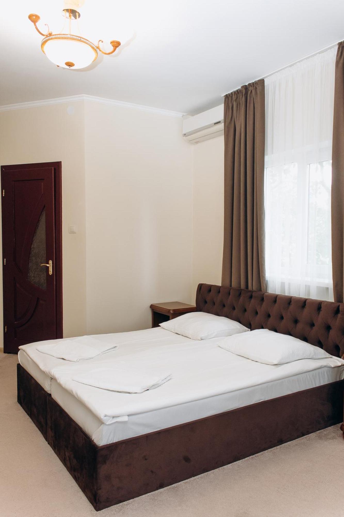 Eduard Hotel Uzhhorod Bagian luar foto
