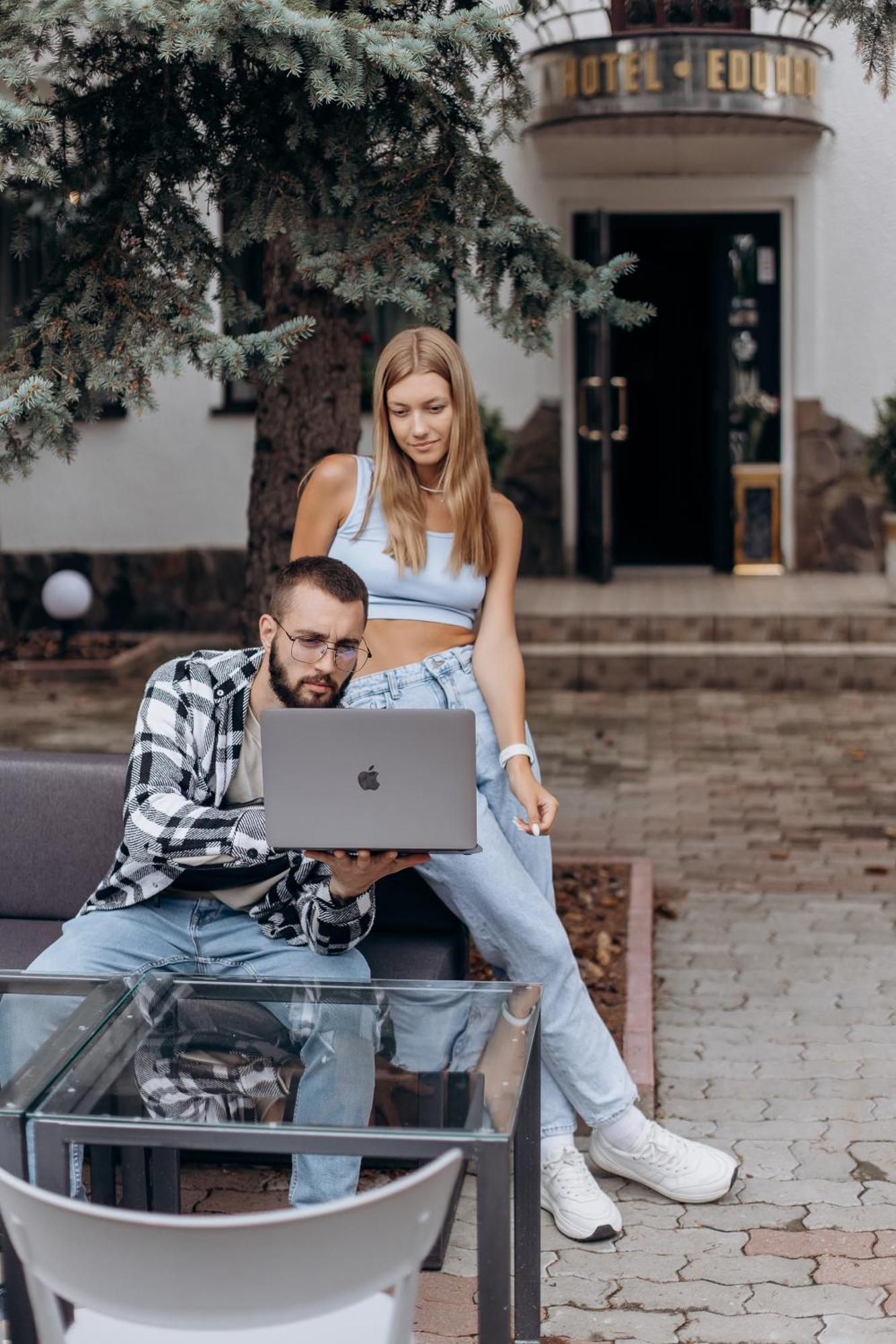 Eduard Hotel Uzhhorod Bagian luar foto