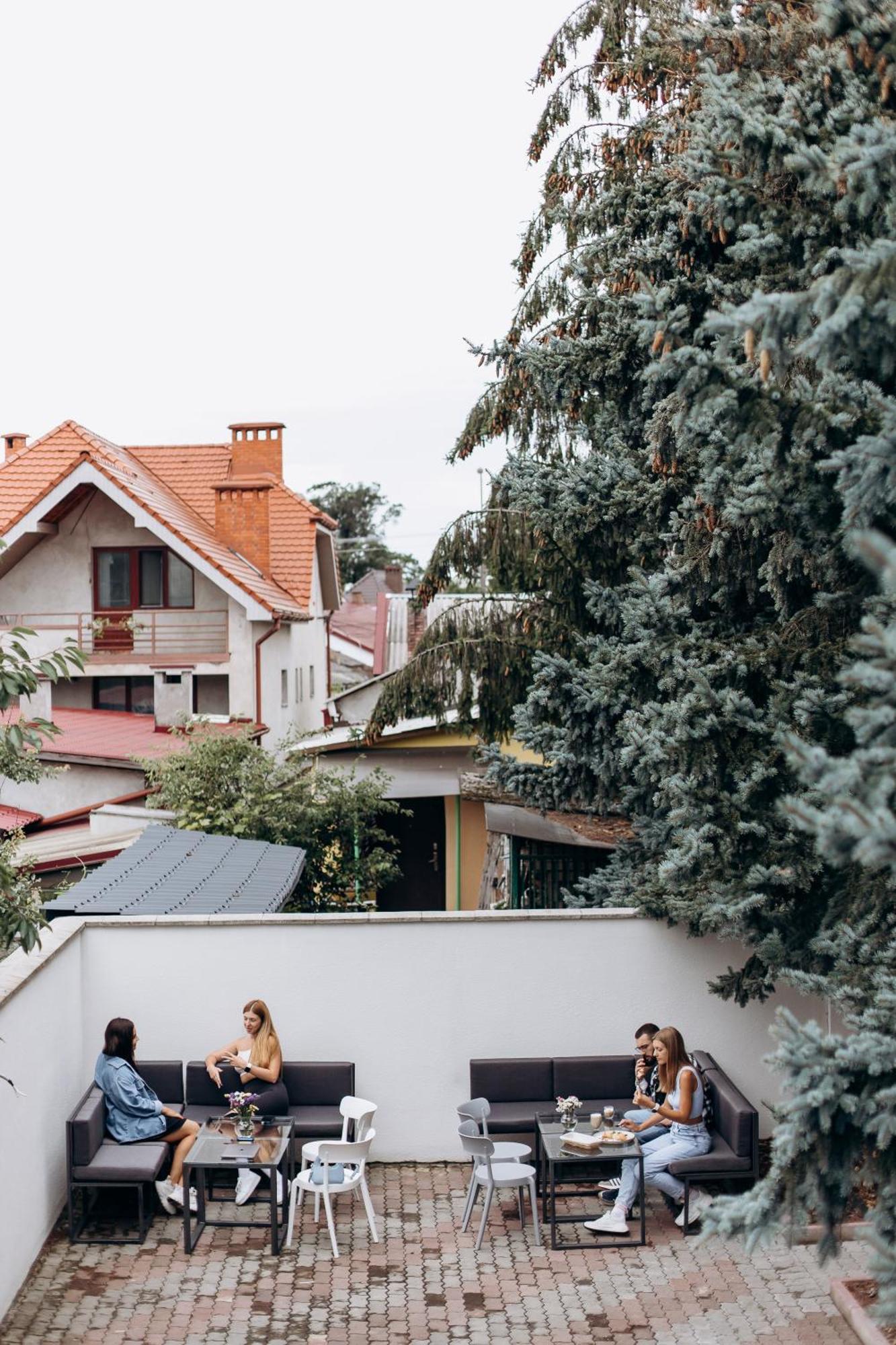 Eduard Hotel Uzhhorod Bagian luar foto