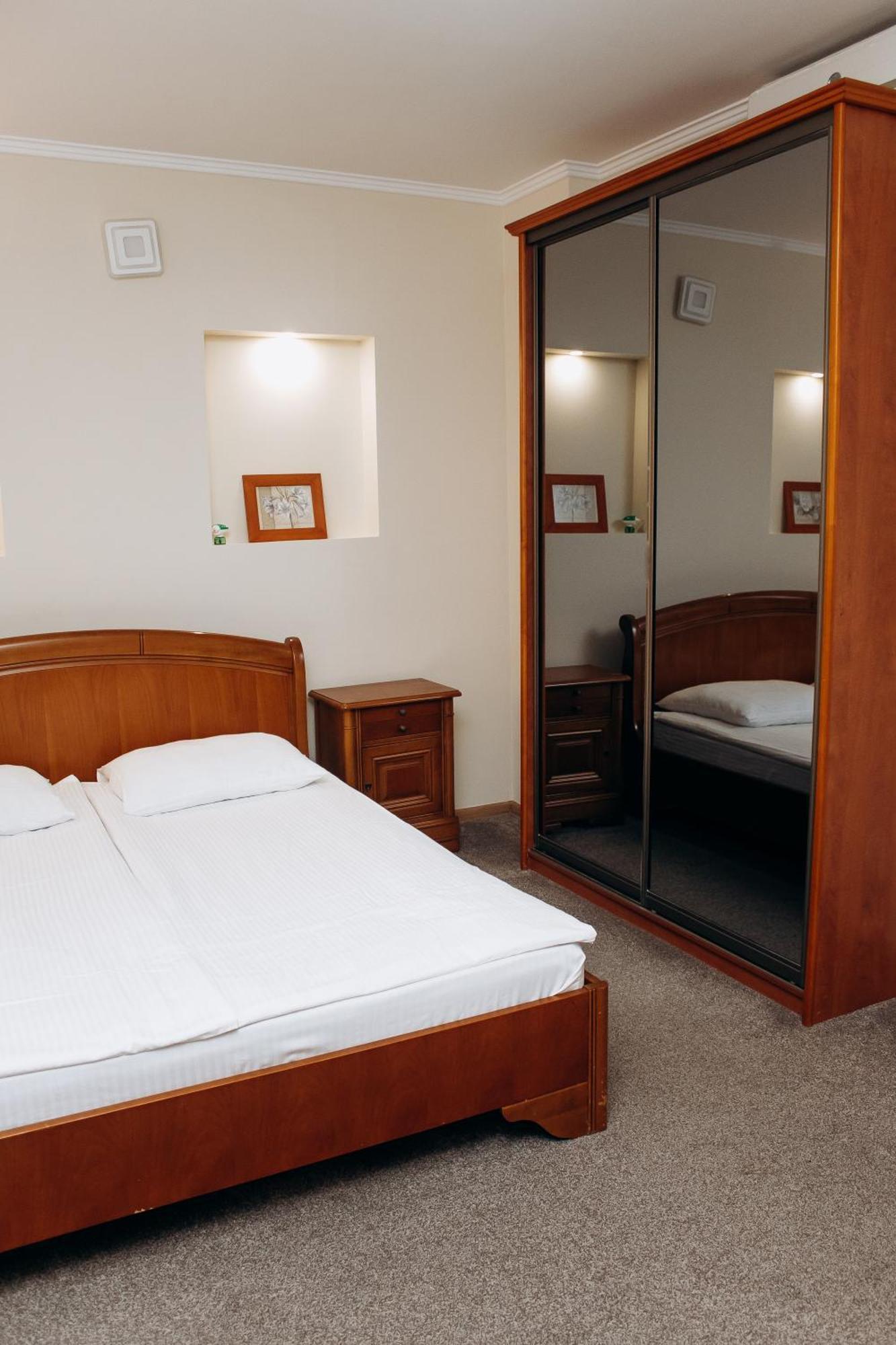 Eduard Hotel Uzhhorod Bagian luar foto