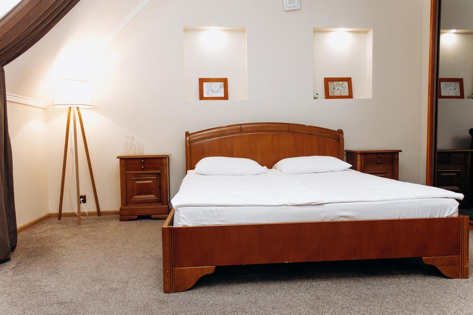 Eduard Hotel Uzhhorod Bagian luar foto
