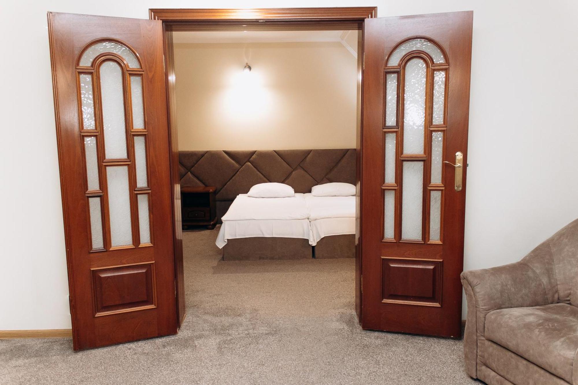 Eduard Hotel Uzhhorod Bagian luar foto