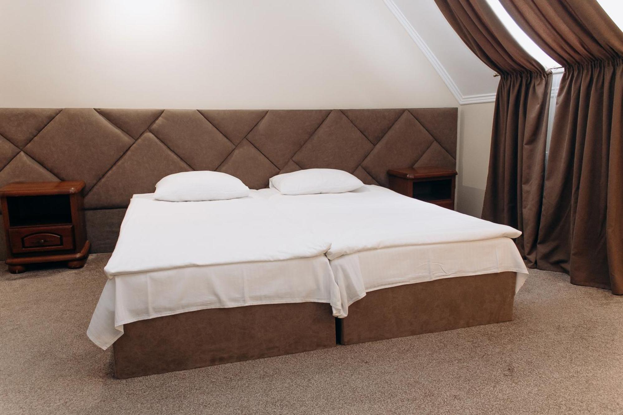 Eduard Hotel Uzhhorod Bagian luar foto