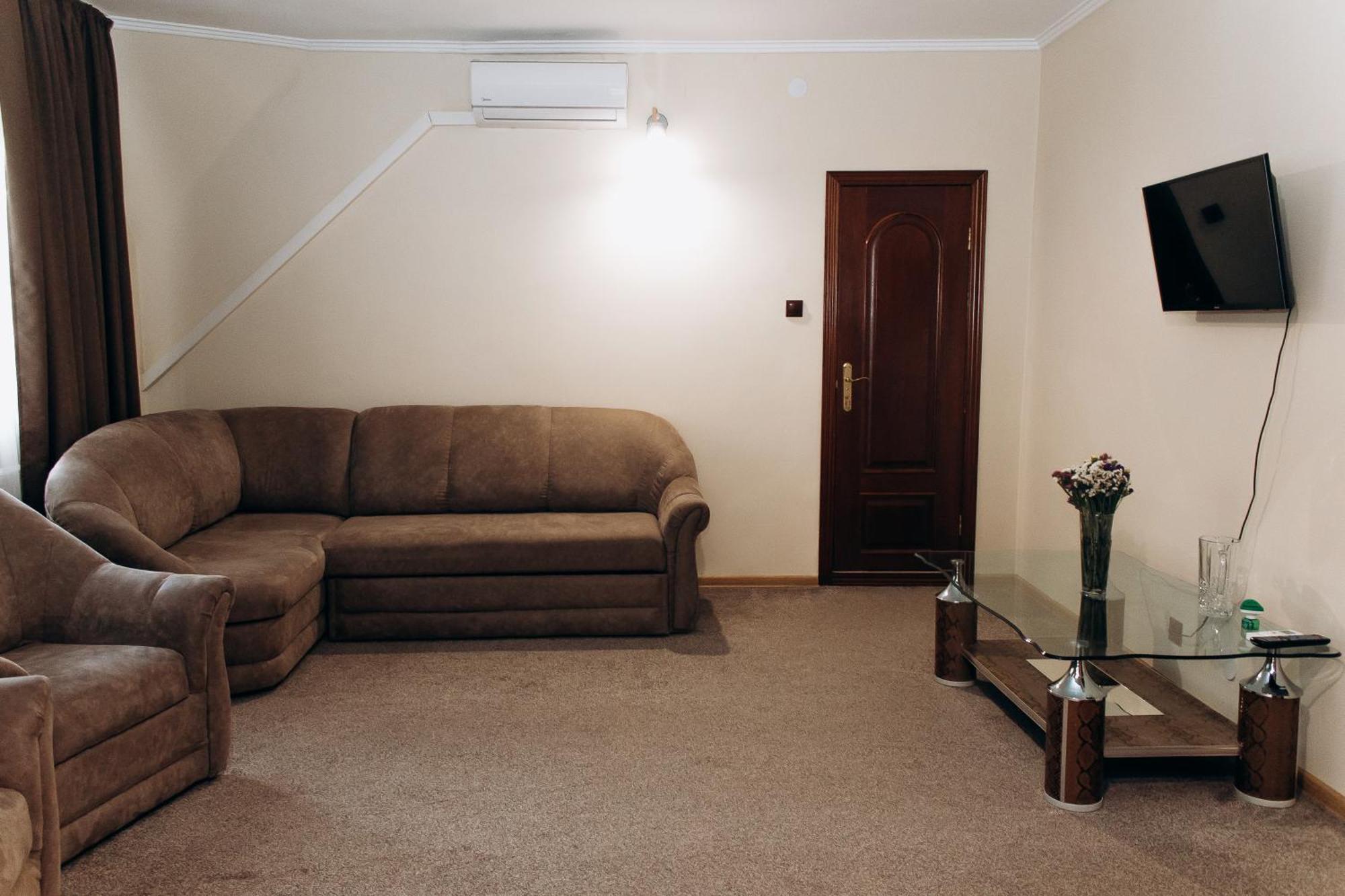 Eduard Hotel Uzhhorod Bagian luar foto