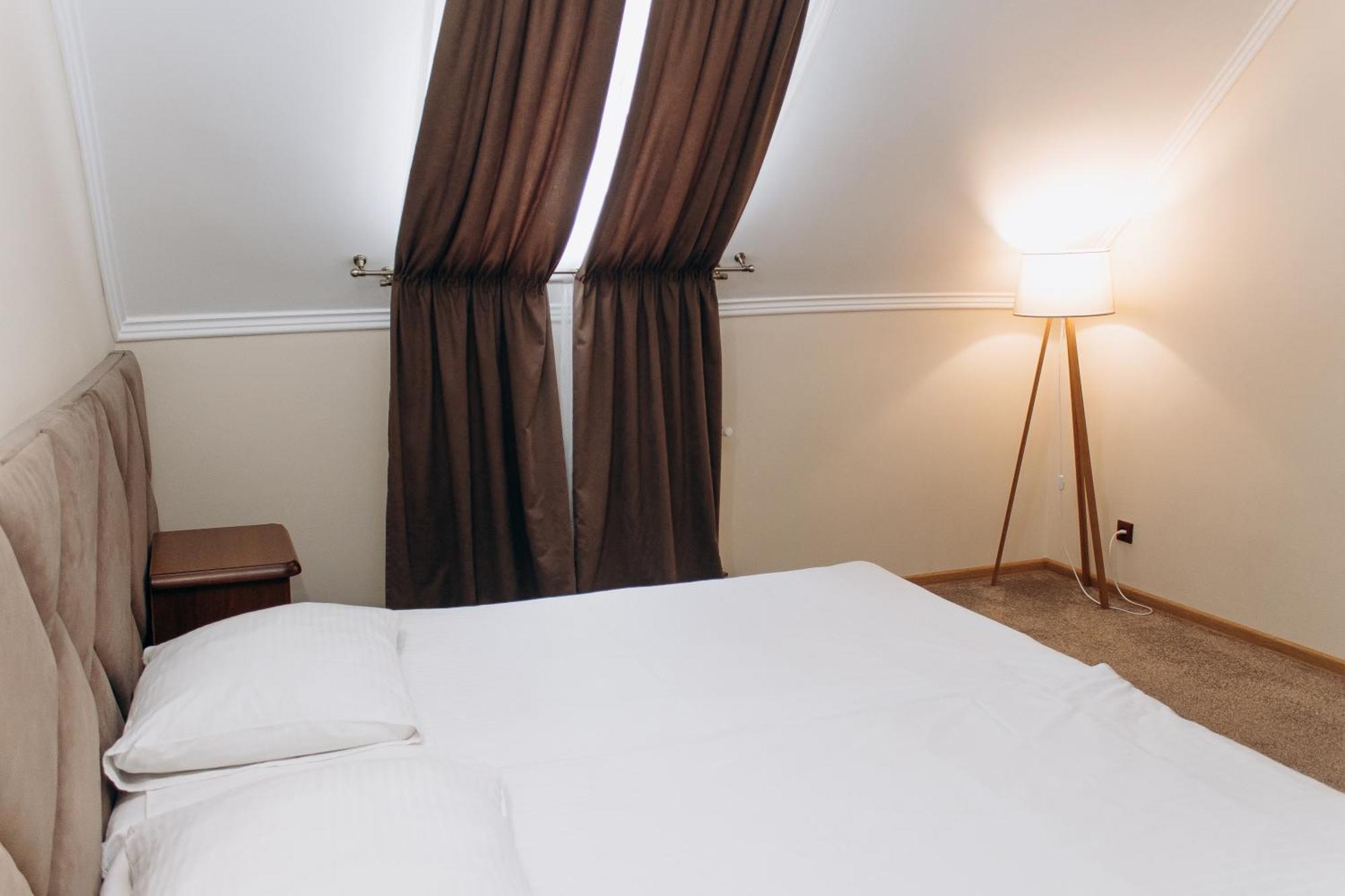 Eduard Hotel Uzhhorod Bagian luar foto