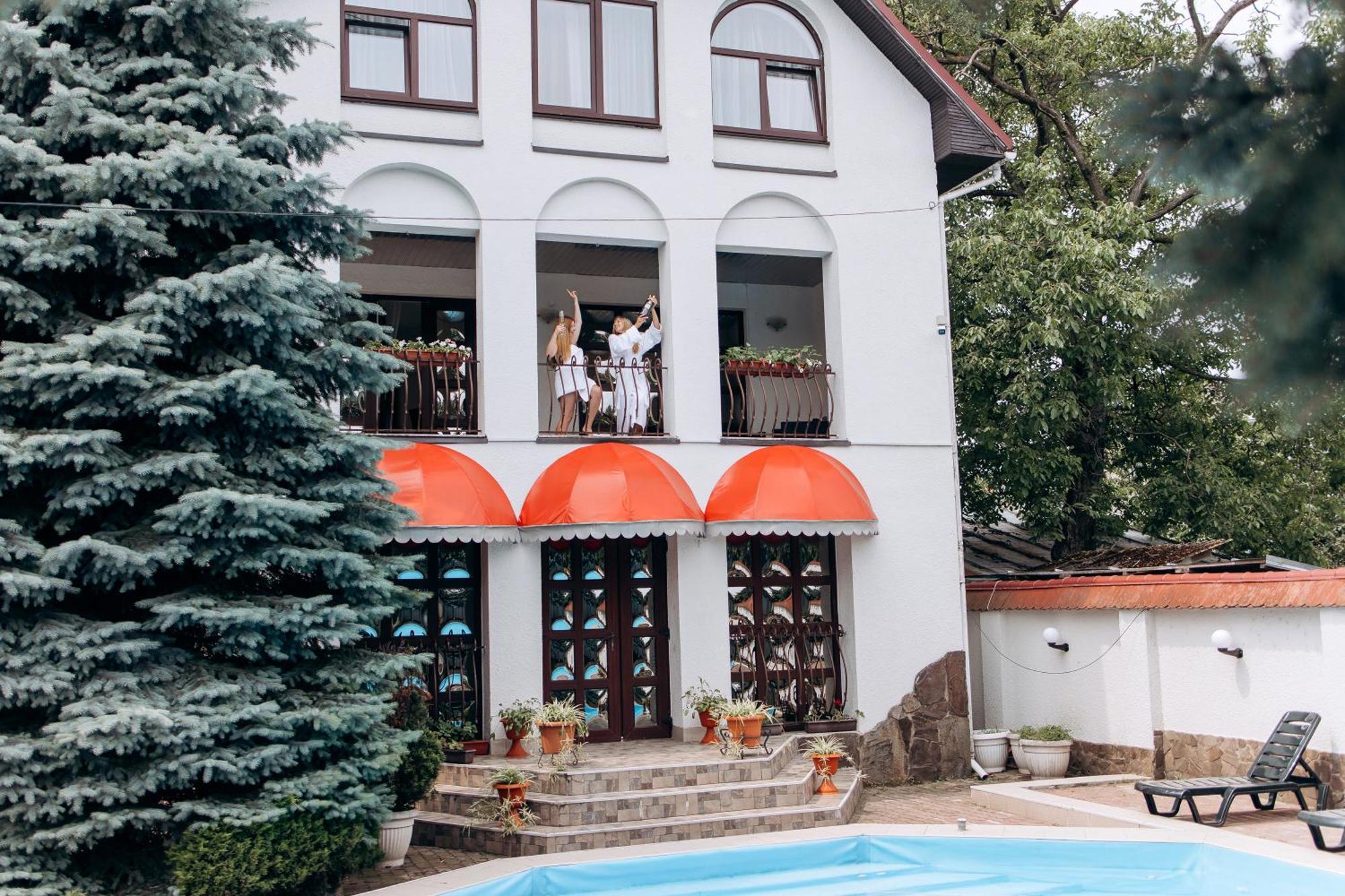 Eduard Hotel Uzhhorod Bagian luar foto
