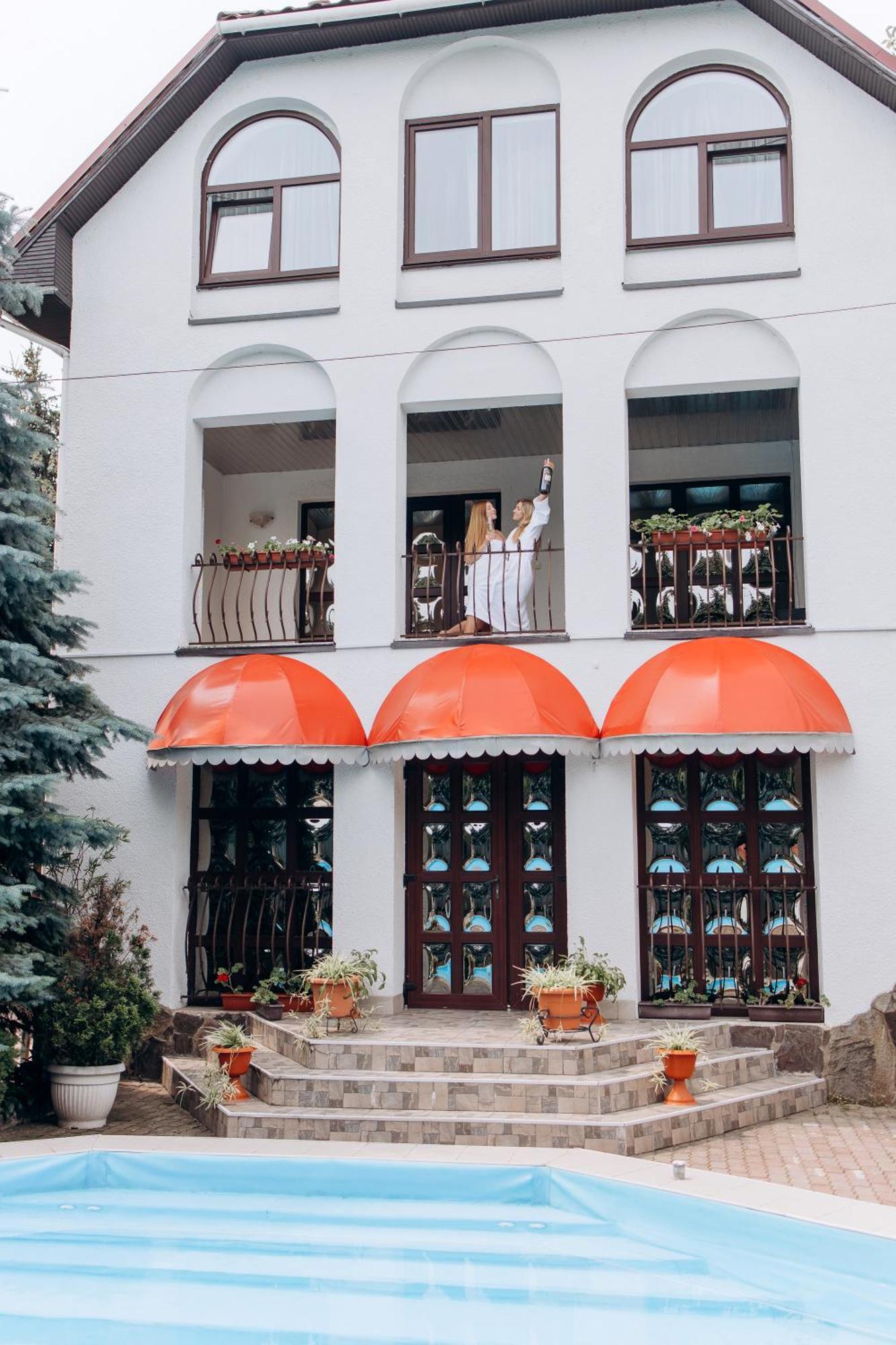 Eduard Hotel Uzhhorod Bagian luar foto