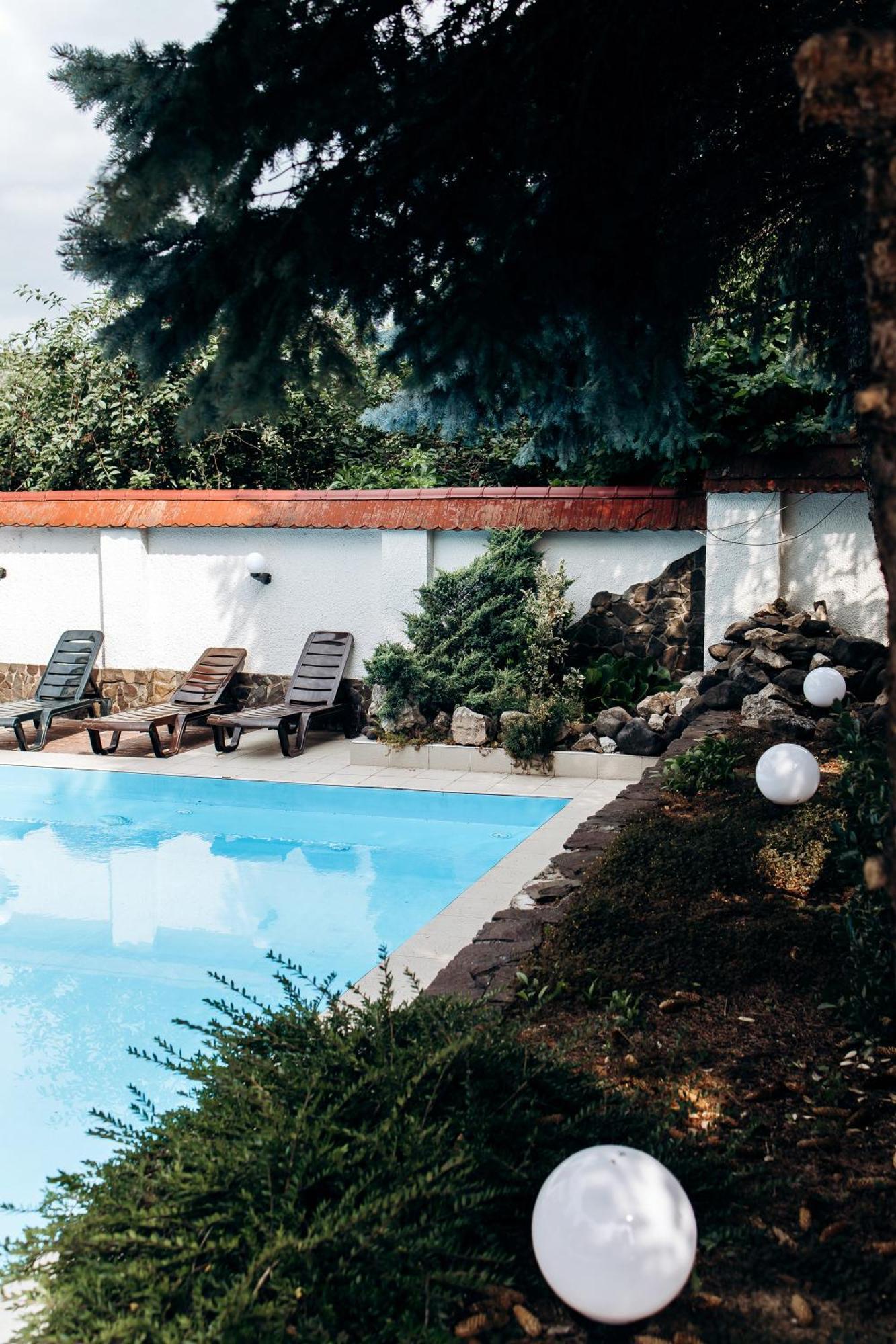 Eduard Hotel Uzhhorod Bagian luar foto