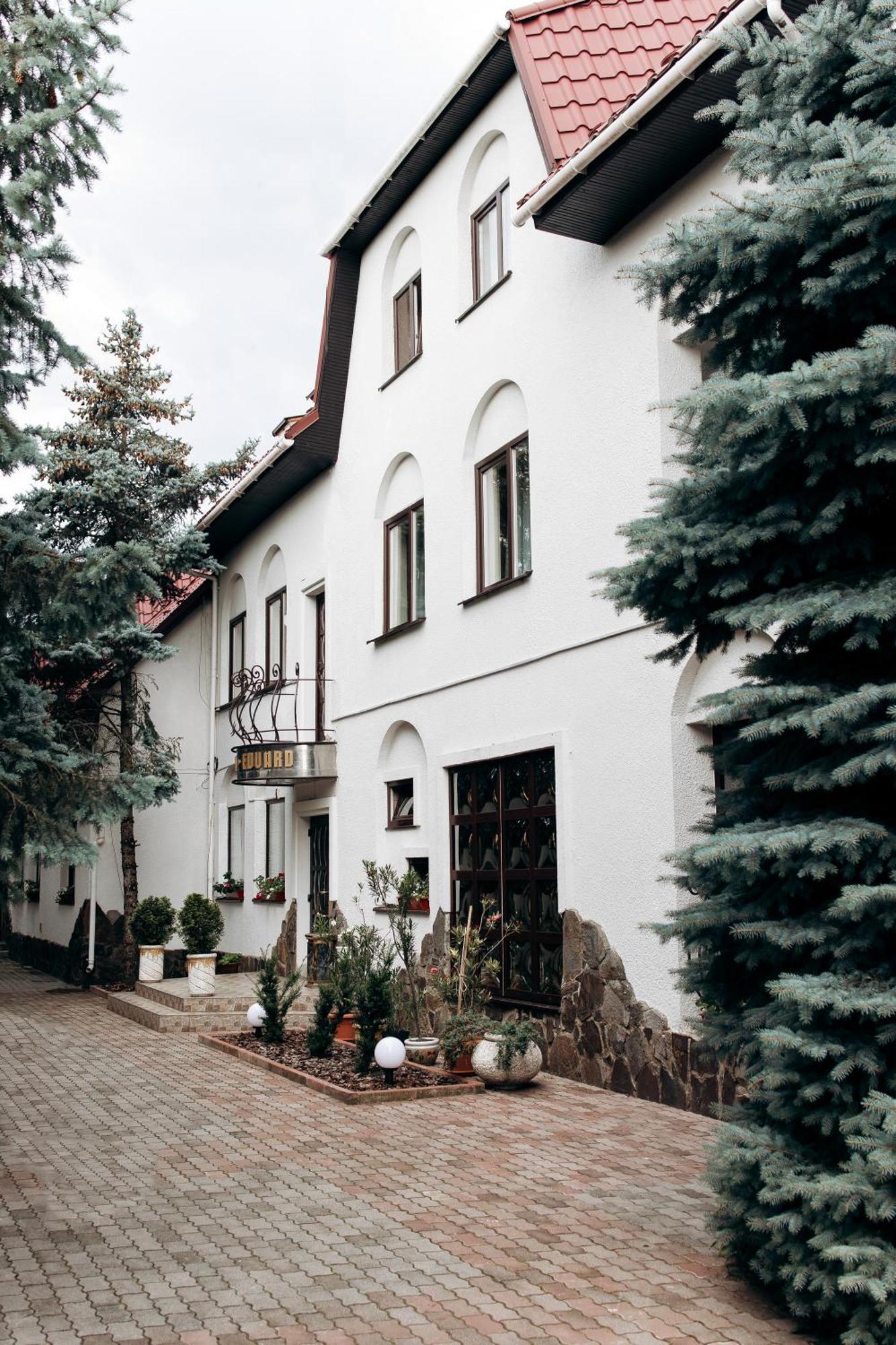 Eduard Hotel Uzhhorod Bagian luar foto