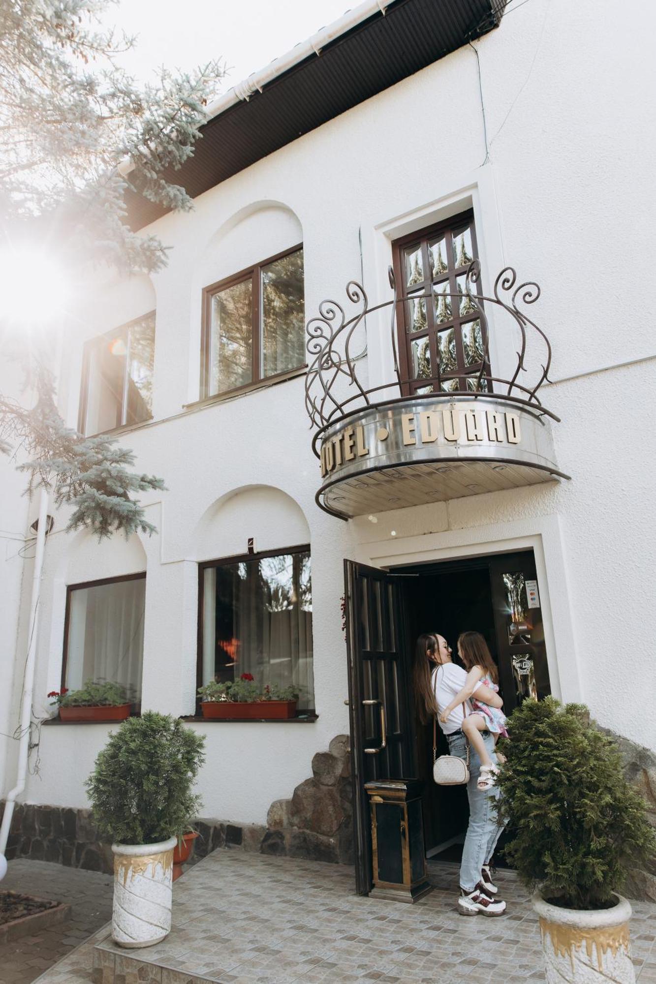 Eduard Hotel Uzhhorod Bagian luar foto