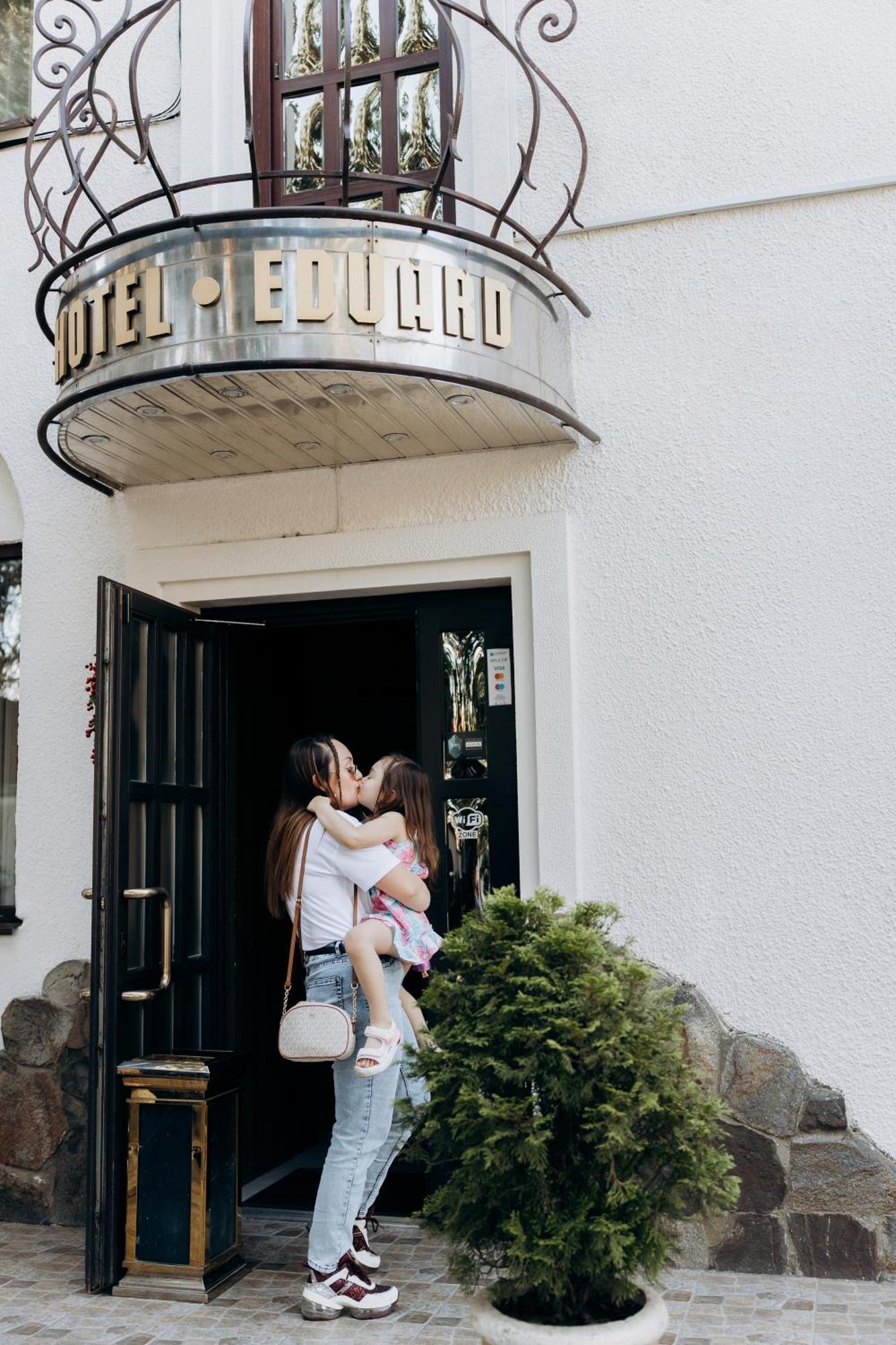 Eduard Hotel Uzhhorod Bagian luar foto