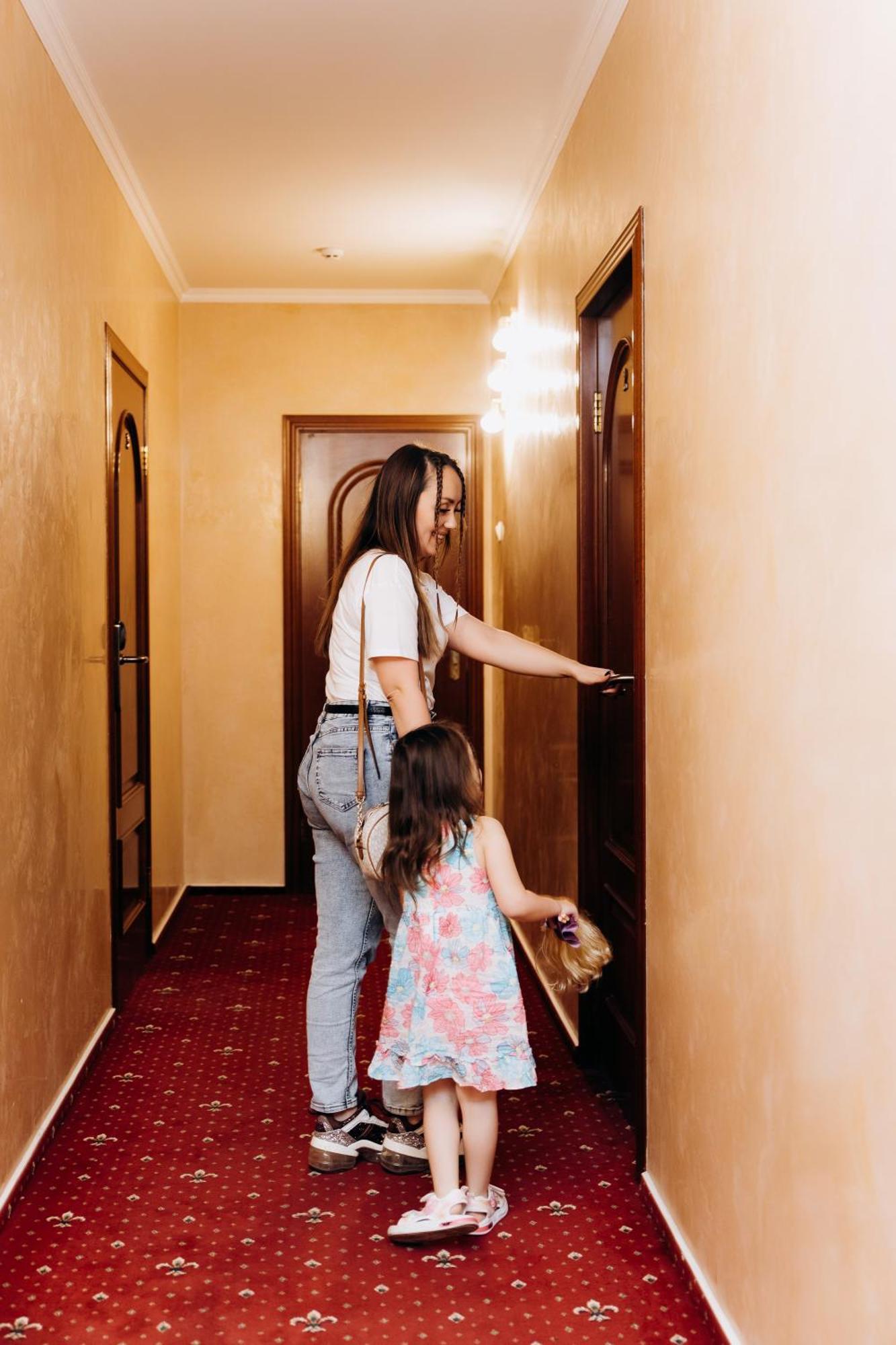 Eduard Hotel Uzhhorod Bagian luar foto