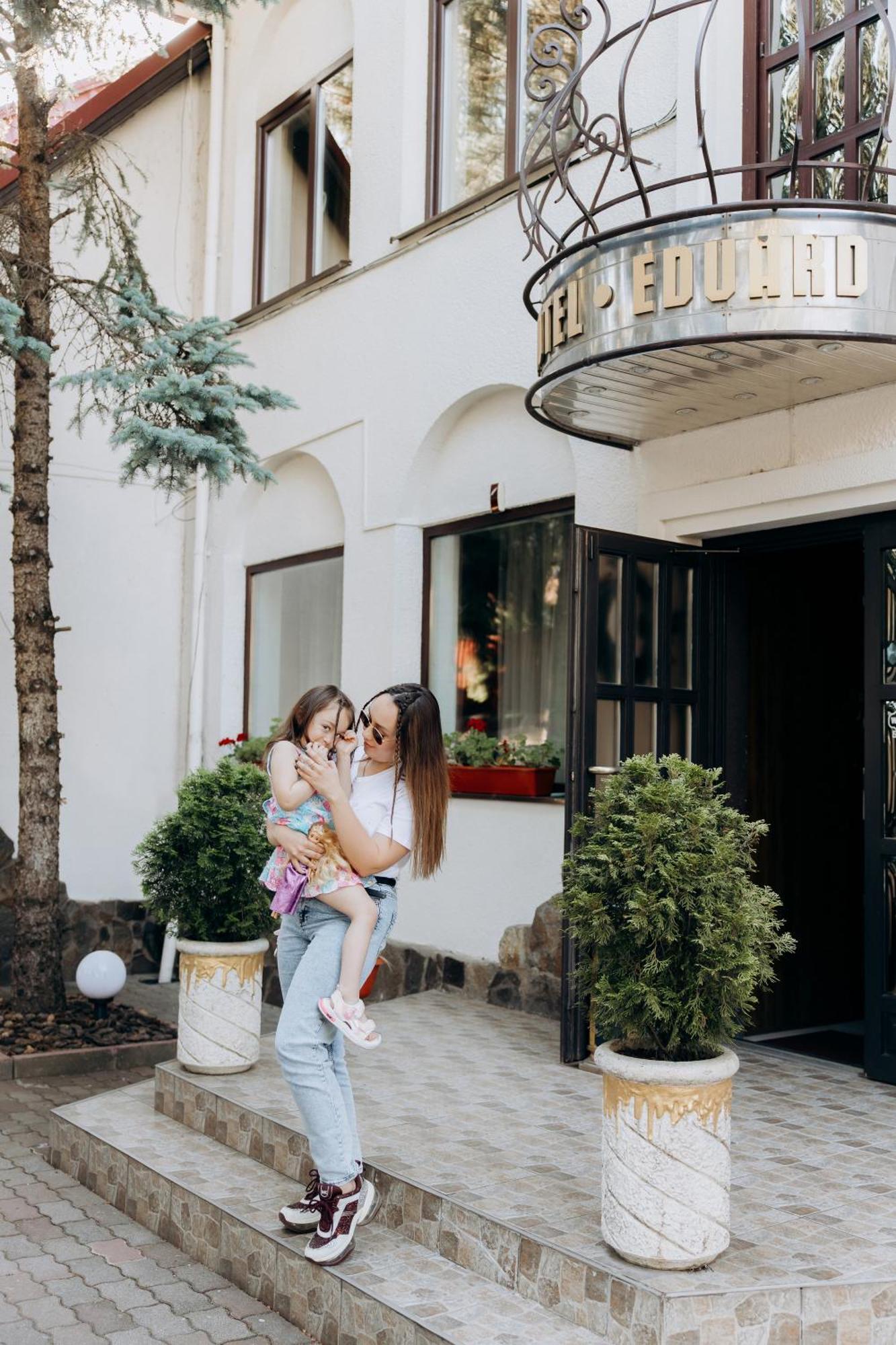 Eduard Hotel Uzhhorod Bagian luar foto