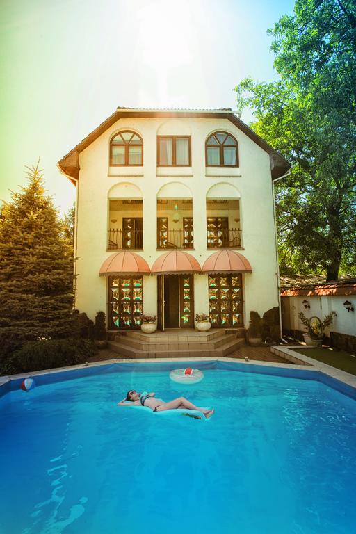 Eduard Hotel Uzhhorod Bagian luar foto